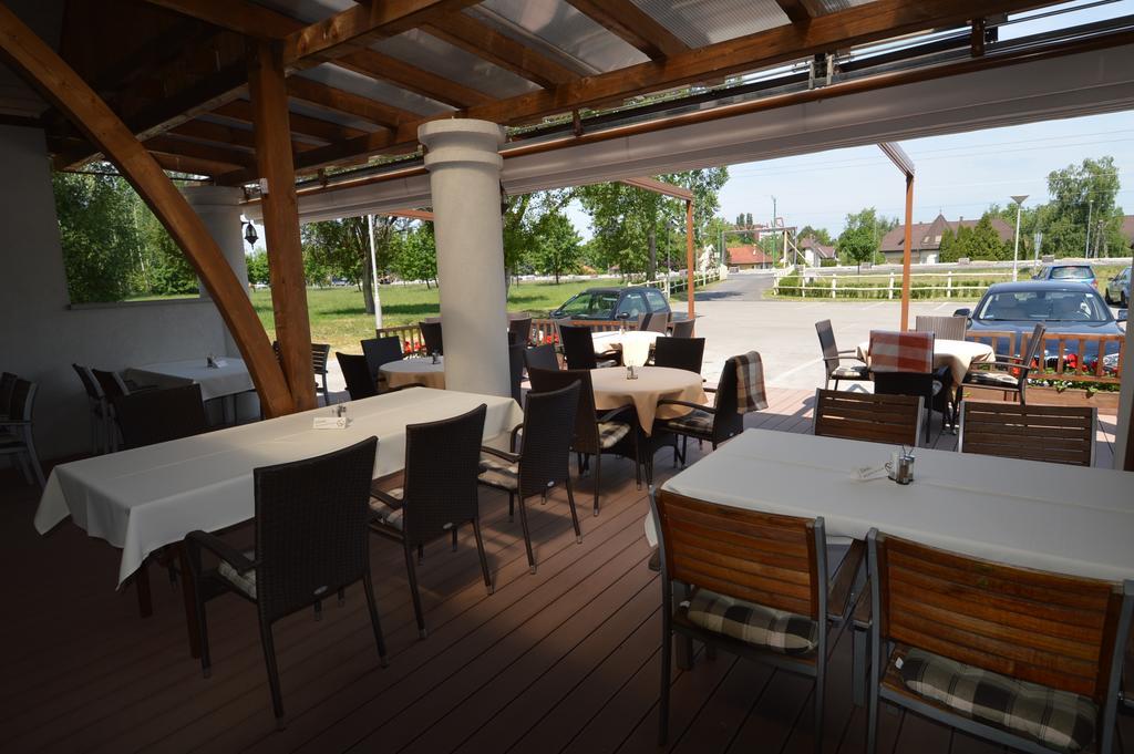 Piroska Csarda Es Panzio Bed & Breakfast Siófok Exterior foto